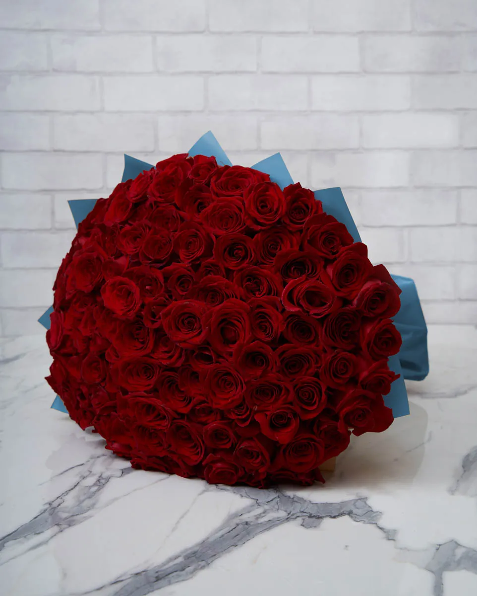 grand red rose blue wrapping