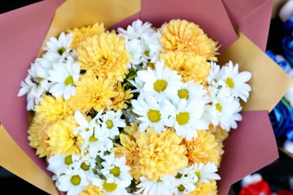 Best Anniversary Gifts For Her Flowers, Perfumes And More UAE Dubai